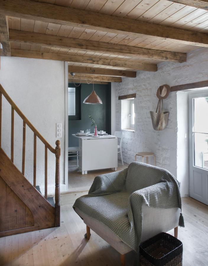 Gite Du Presbytere Port D'Envaux, Ravissante Maison De Charme Екстериор снимка