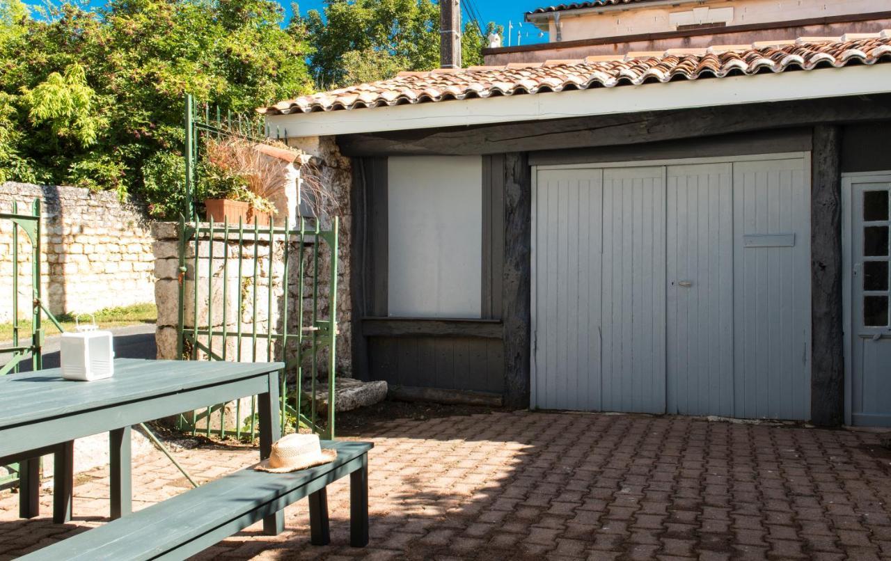 Gite Du Presbytere Port D'Envaux, Ravissante Maison De Charme Екстериор снимка