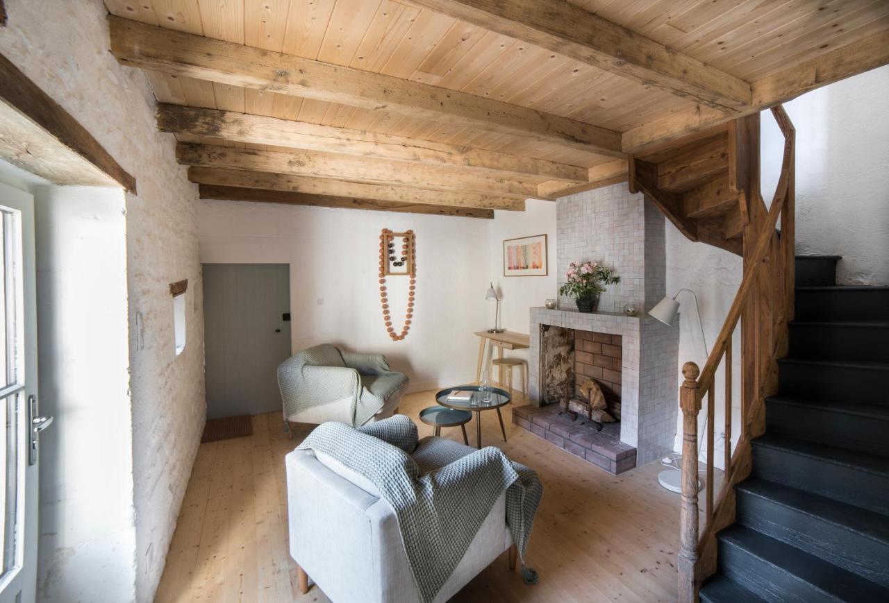 Gite Du Presbytere Port D'Envaux, Ravissante Maison De Charme Екстериор снимка