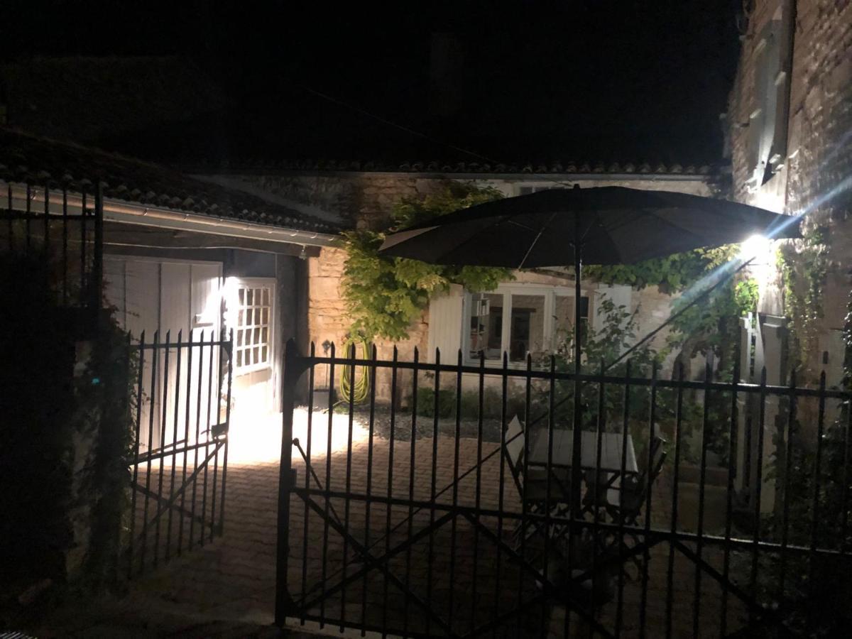 Gite Du Presbytere Port D'Envaux, Ravissante Maison De Charme Екстериор снимка
