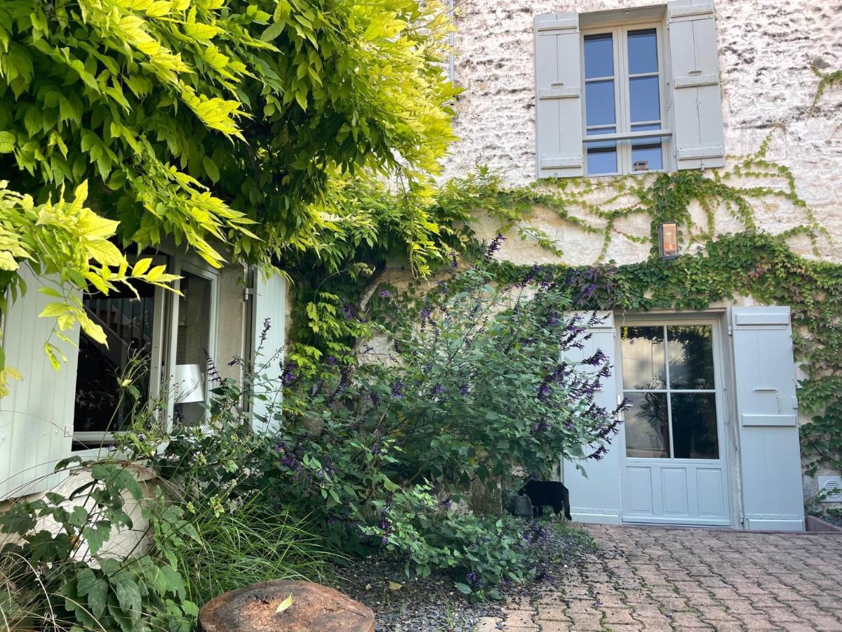 Gite Du Presbytere Port D'Envaux, Ravissante Maison De Charme Екстериор снимка