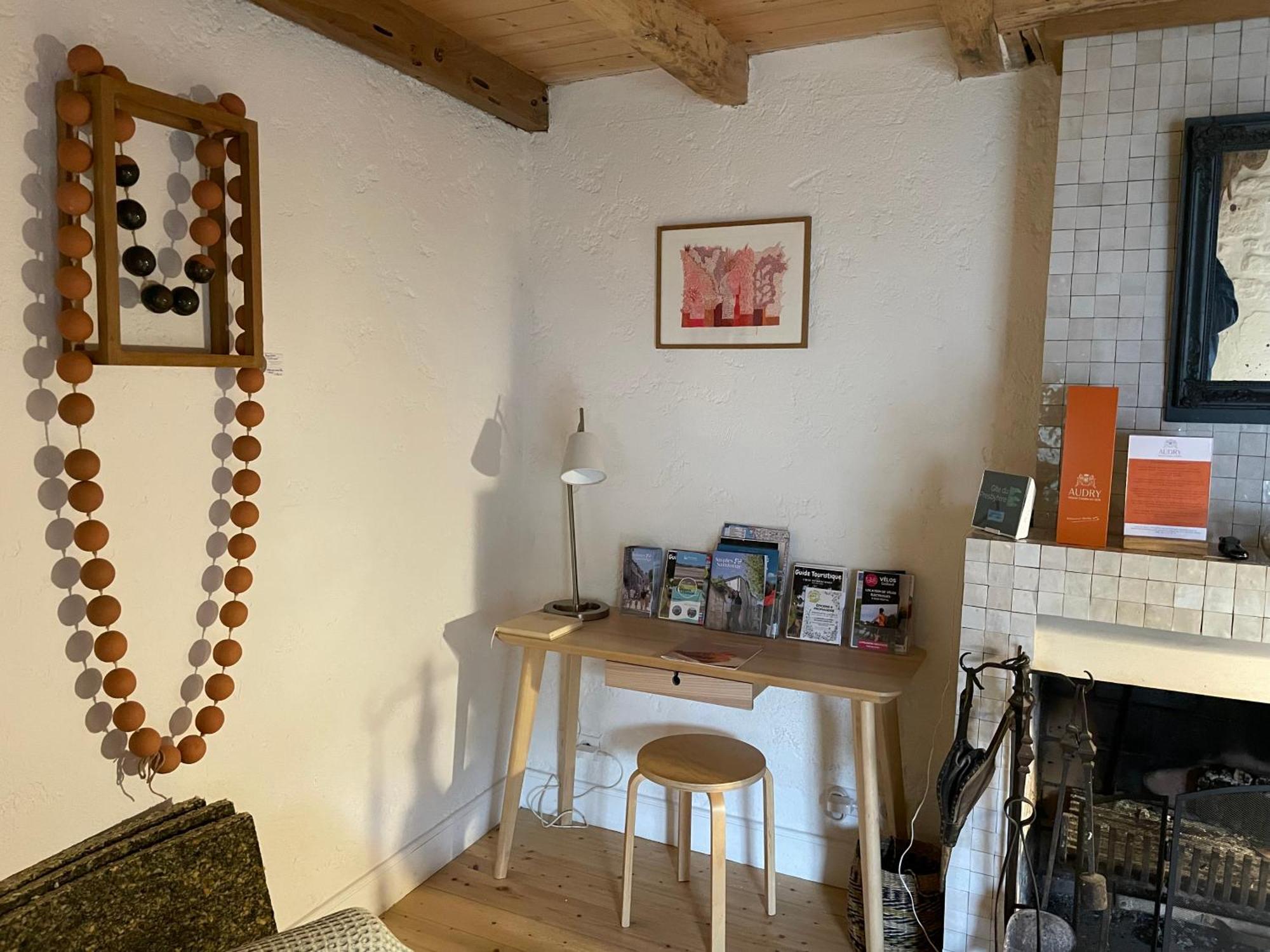 Gite Du Presbytere Port D'Envaux, Ravissante Maison De Charme Екстериор снимка