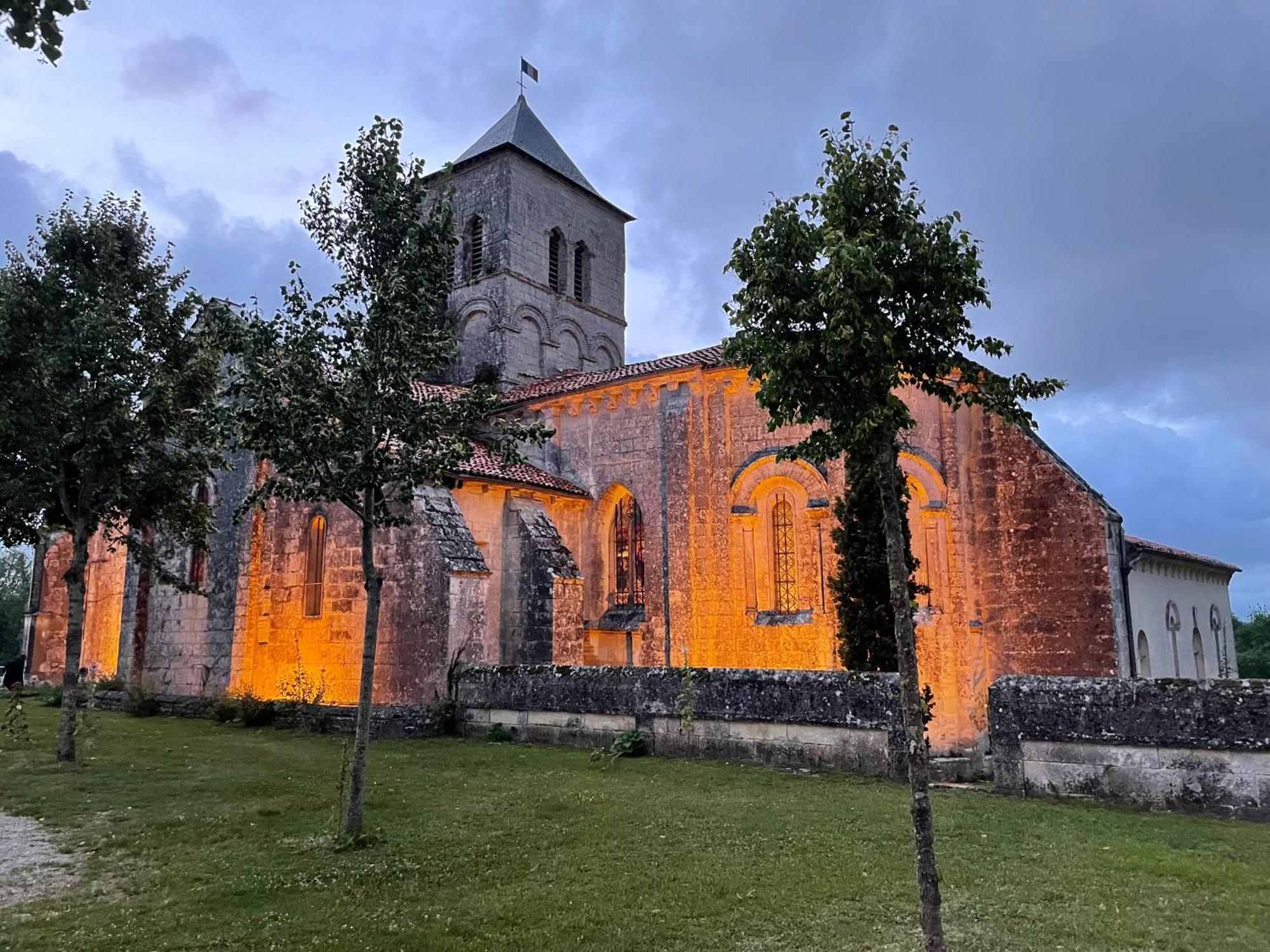 Gite Du Presbytere Port D'Envaux, Ravissante Maison De Charme Екстериор снимка